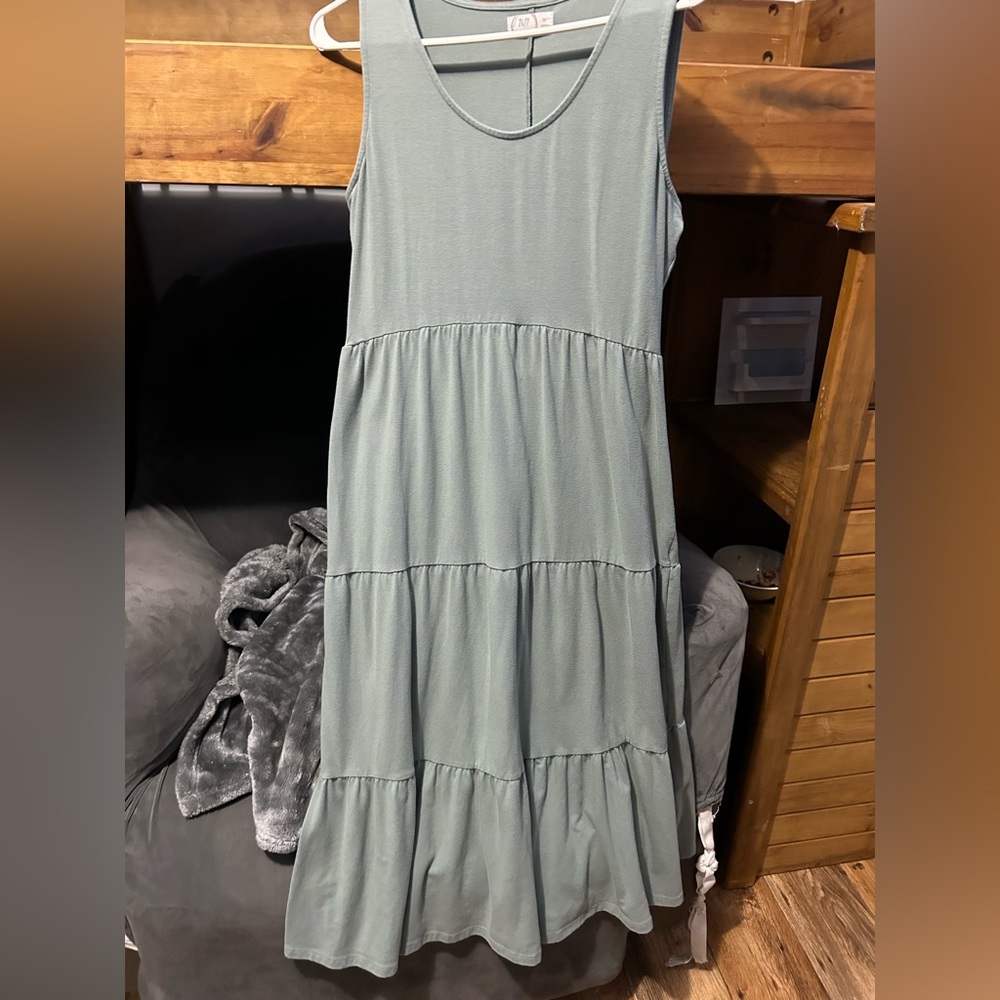 Summer maxi dresses lightish green.